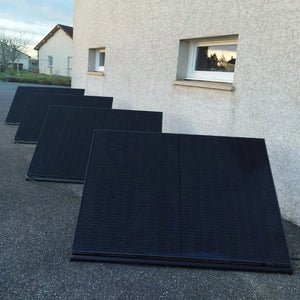 Panneaux Solaires photovoltaïques plug and play biface recto verso installés sur sol béton sur une simple prise de la marque Sunology PLAY