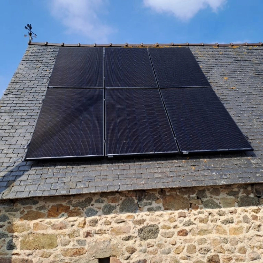 Toiture Panneaux Solaires photovoltaïques installés sur toit en ardoise de la marque Sunology HOME