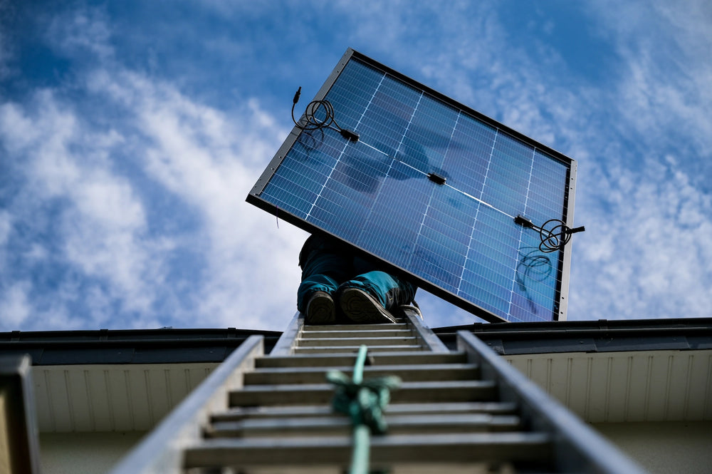 Installateur prêt à poser un panneau photovoltaïque Sunology HOME sur le toit, professionnel solaire en action, installation kit solaire résidentiel, préparation pose panneau Sunology, énergie renouvelable, toiture solaire, solution photovoltaïque Sunology HOME, chantier maison écologique, transition énergétique, pose sécurisée sur toit, équipement solaire prêt à l’installation, énergie verte.
