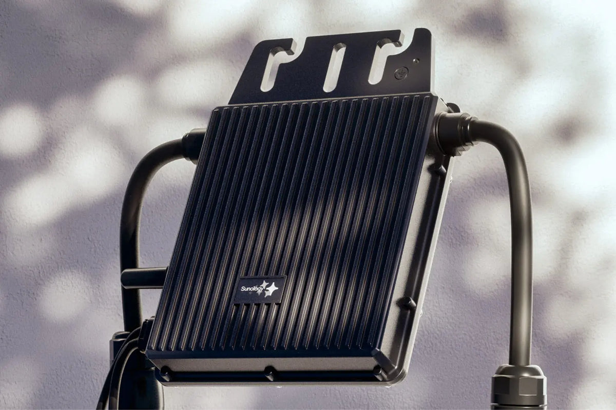 Micro-onduleur Sunology garanti 25 ans, composant solaire haute fiabilité, technologie photovoltaïque durable, garantie longue durée, performance solaire optimale, système Sunology HOME, équipement certifié, micro-onduleur panneau solaire, fiabilité installation photovoltaïque, solution énergie renouvelable fiable, durabilité équipements solaires.