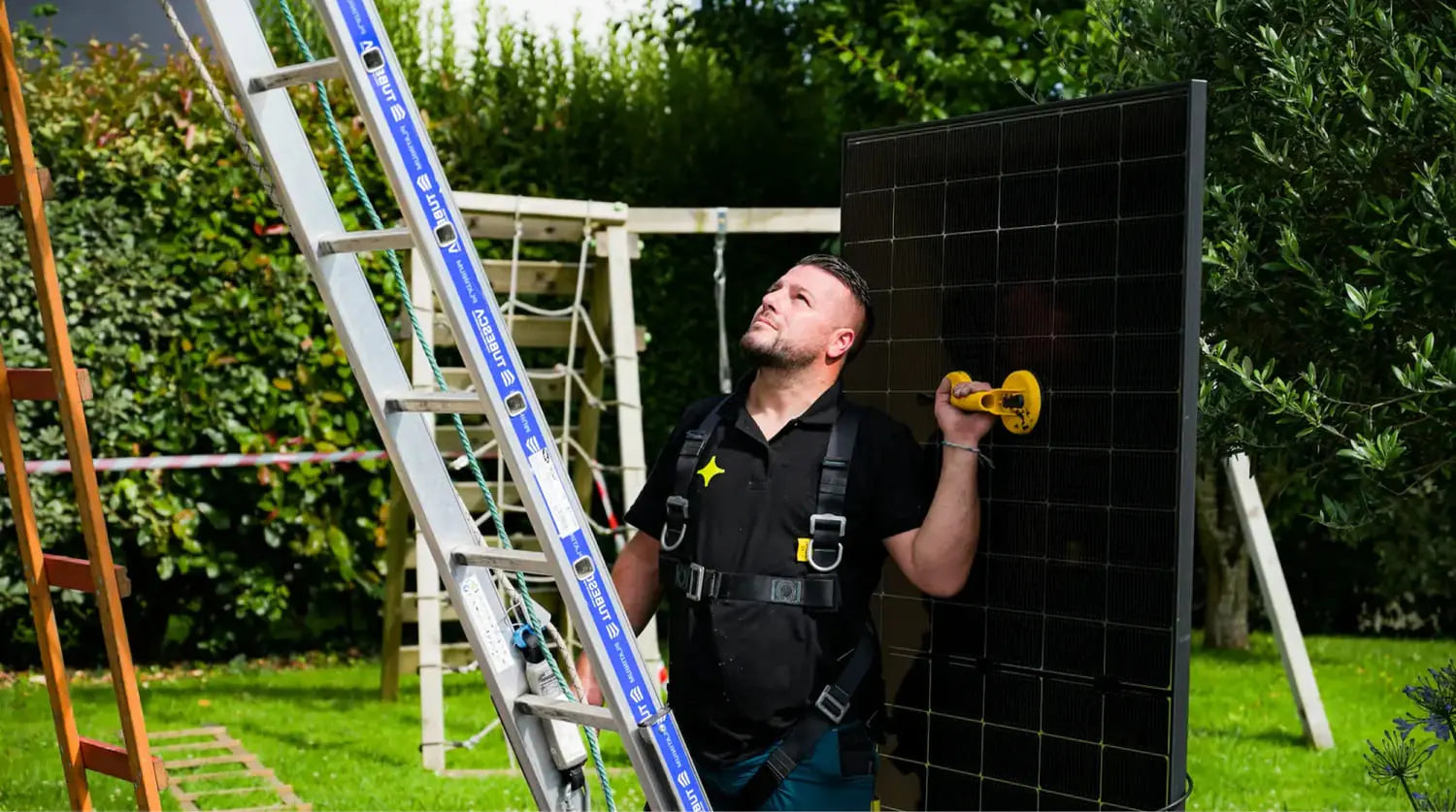 Installateur Sunology avec panneau solaire, prêt pour pose en toiture.