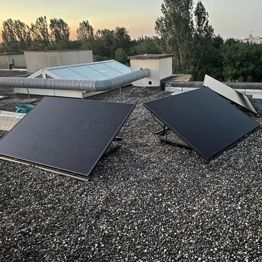 Panneaux Solaires photovoltaïques plug and play biface recto verso installés au sol sur toit plat sur une simple prise de la marque Sunology PLAY