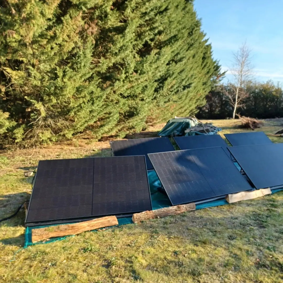 Panneaux Solaires photovoltaïques plug and play biface recto verso installés au sol dans un jardin sur une simple prise de la marque Sunology PLAY
