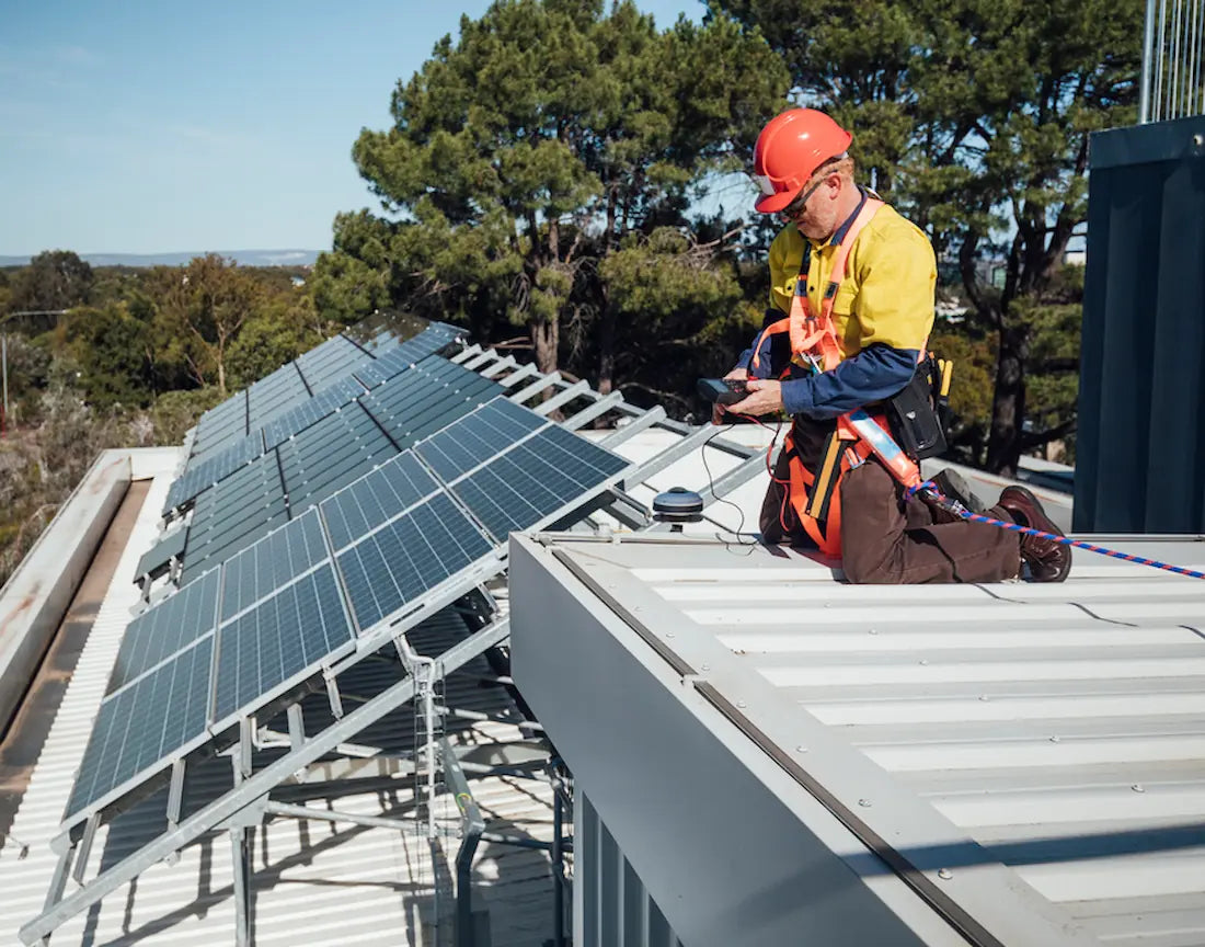 Comment bien assurer la maintenance des panneaux solaires et des onduleurs ?