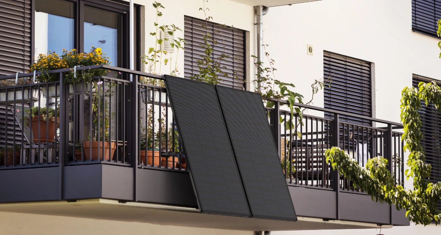 Sunology CITY station solaire plug and play pour appartement à brancher sur une simple prise ici sur un balcon à structure métallique