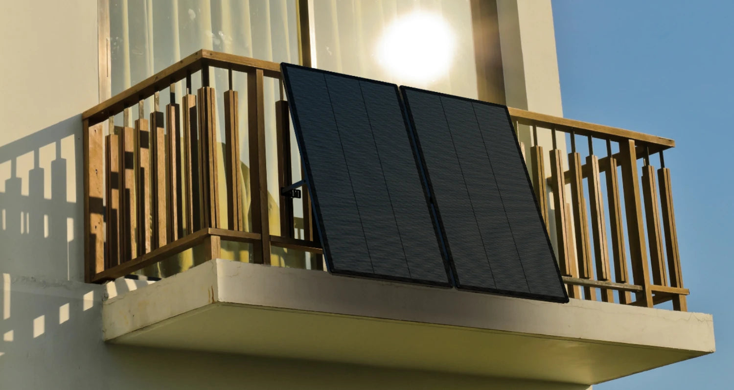 Sunology CITY station solaire photovoltaïque plug and play pour appartement à brancher sur une simple prise ici sur un balcon à structure bois