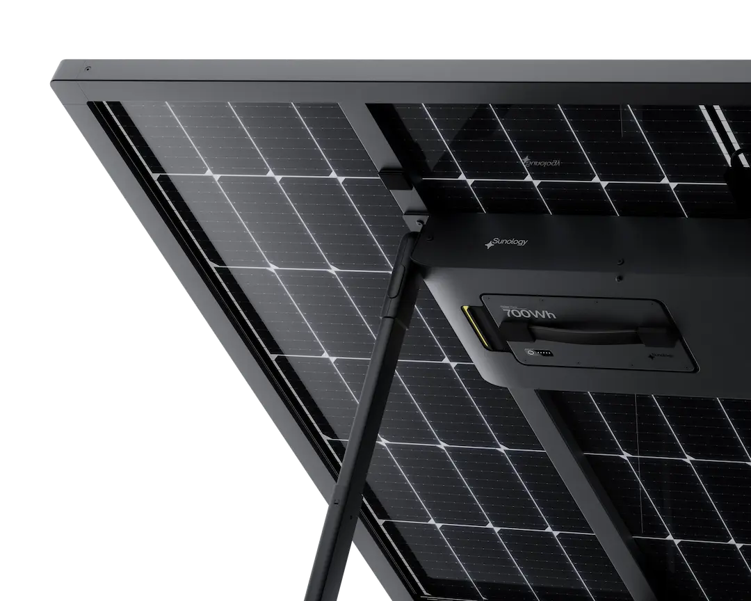 panneau solaire photovoltaïque plug and play avec batterie gros plan vue de dos de la marque Sunology PLAYMax