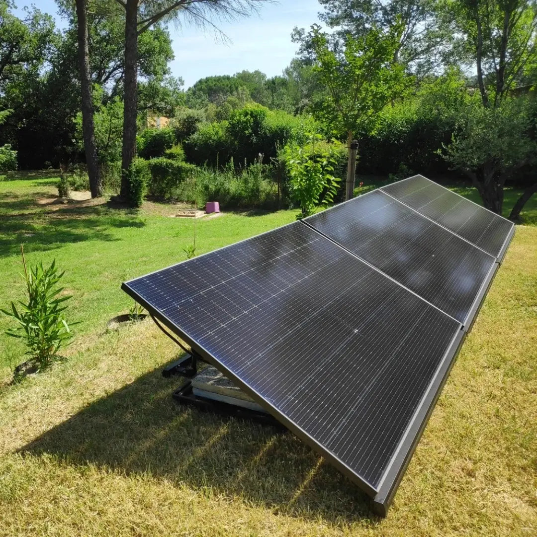 Panneaux Solaires photovoltaïques plug and play biface recto verso installés au sol sur pelouse dans un jardin sur une simple prise de la marque Sunology PLAY