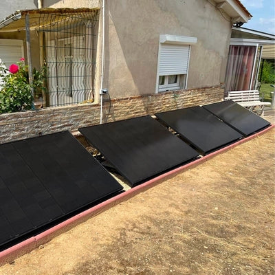 Panneaux Solaires photovoltaïques plug and play biface recto verso installés au sol devant maison sur une simple prise de la marque Sunology PLAY