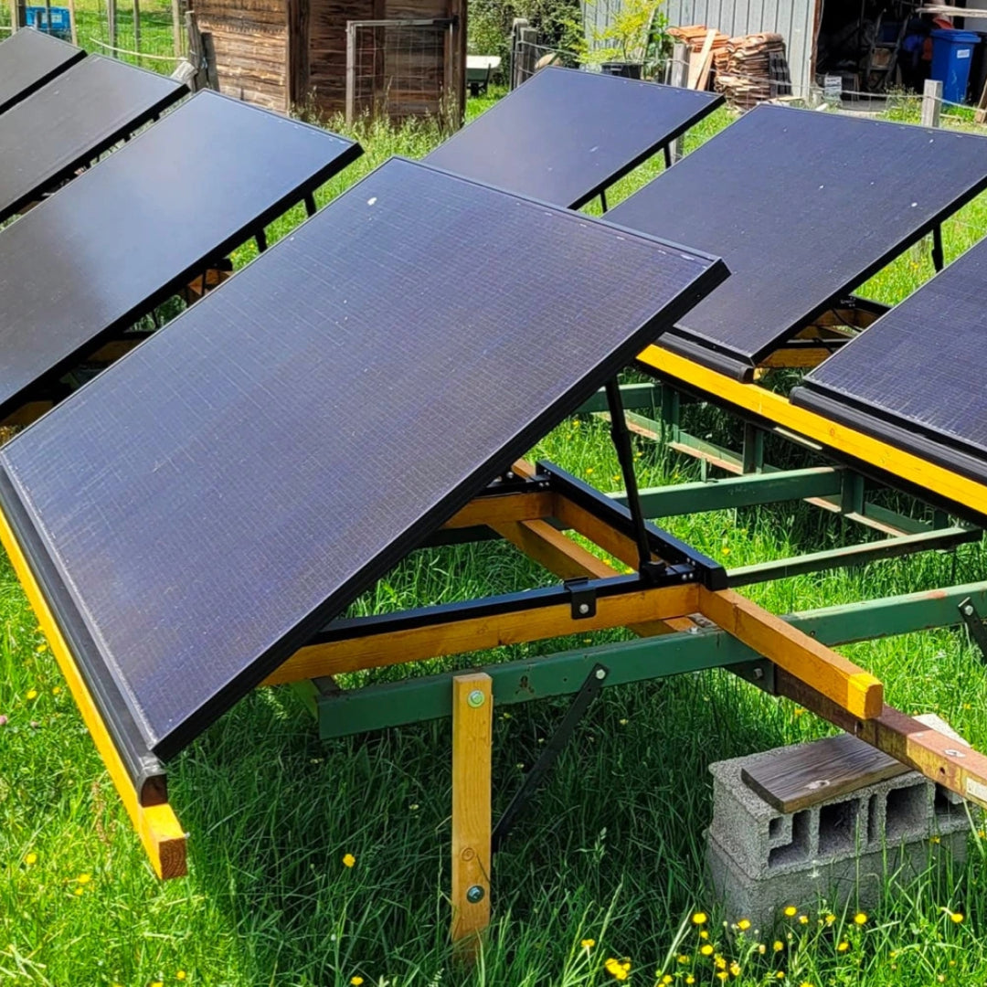 Panneaux Solaires photovoltaïques plug and play biface recto verso installés sur structure en bois dans un jardin sur une simple prise de la marque Sunology PLAY