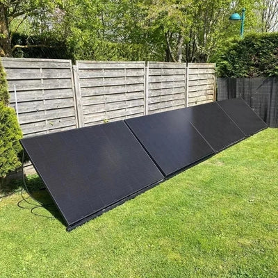 Panneaux Solaires photovoltaïques plug and play biface recto verso installés au sol dans un jardin devant cloture sur une simple prise de la marque Sunology PLAY