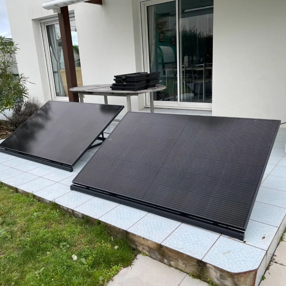 Panneaux Solaires photovoltaïques plug and play biface recto verso installés au sol sur une terrasse sur une simple prise de la marque Sunology PLAY