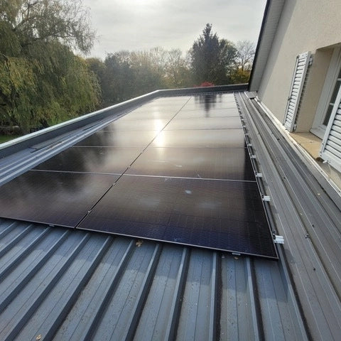 toiture Panneaux Solaires photovoltaïques installés sur toit zinc de la marque Sunology HOME