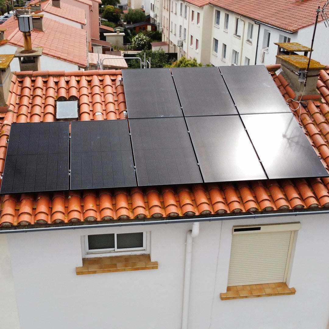 Toiture Panneaux Solaires photovoltaïques installés sur toit en tuile de la marque Sunology HOME
