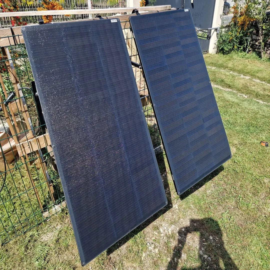 Panneaux Solaires photovoltaïques plug and play installés sur grillage dans un jardin sur une simple prise de la marque Sunology CITY